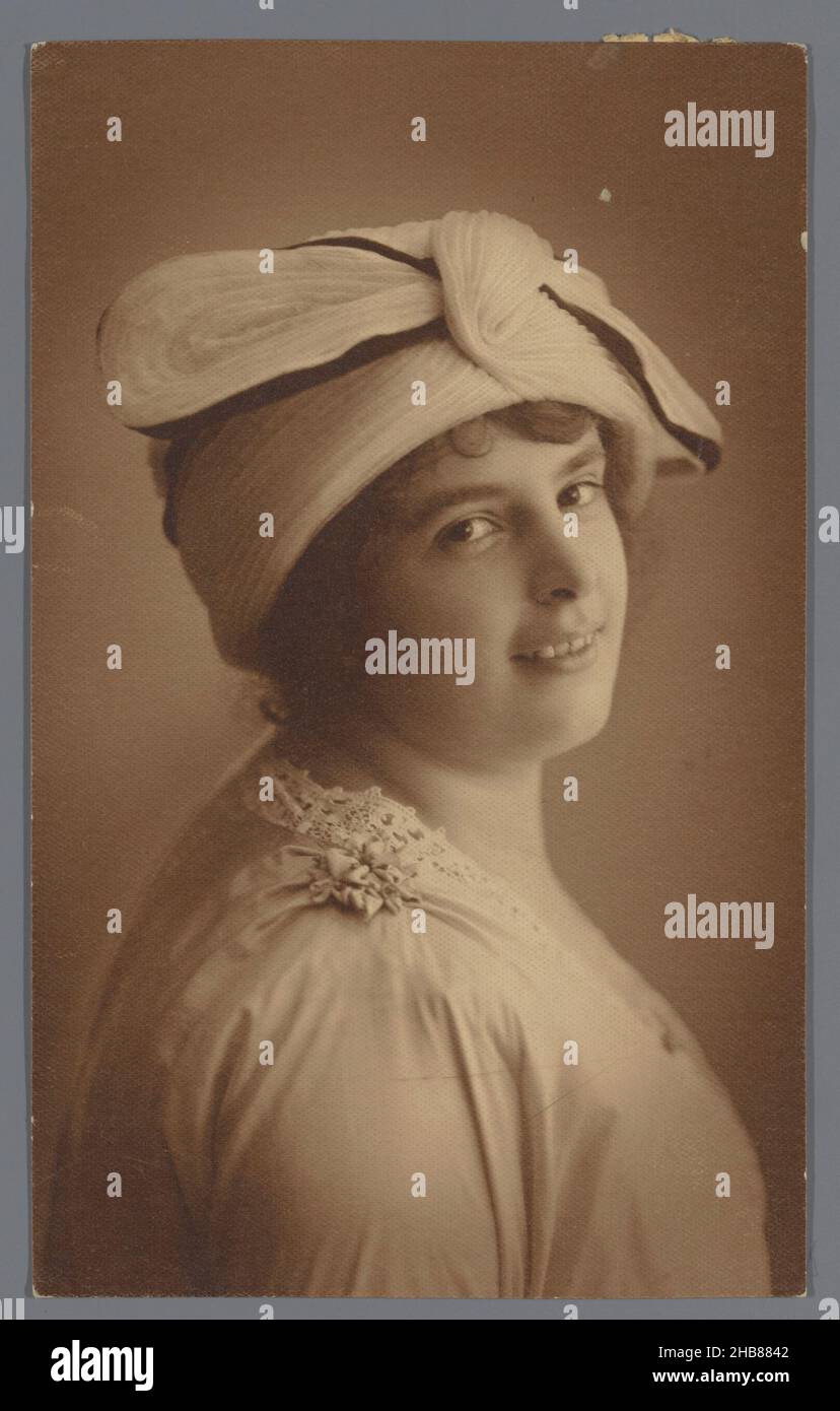 Porträt einer unbekannten Frau mit einem Turban, anonym, c. 1920 - c. 1935, fotografischer Träger, Silbergelatine-Druck, Höhe 161 mm × Breite 99 mm Stockfoto
