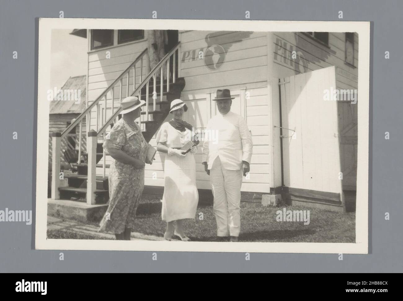 Zwei unbekannte Frauen und ein unbekannter Mann vor einem Pan American World Airways Gebäude, anonym, Vereinigte Staaten von Amerika, in oder nach 1927 - c. 1950, fotografischer Träger, Silbergelatine-Druck, Höhe 60 mm × Breite 85 mm Stockfoto