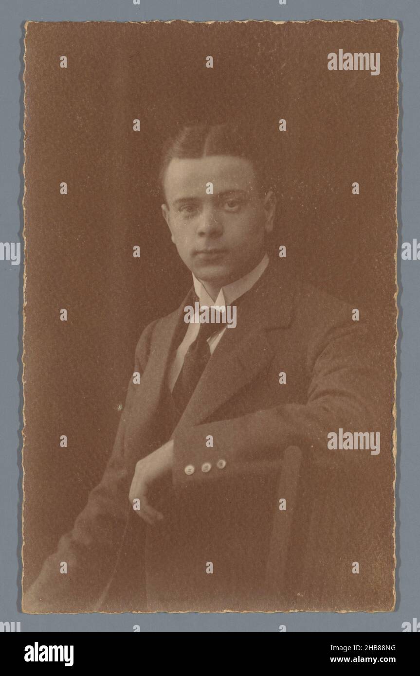 Porträt eines unbekannten Mannes, anonym, in oder nach 1907 - c. 1920, fotografischer Träger, Silbergelatine-Druck, Höhe 136 mm × Breite 85 mm Stockfoto