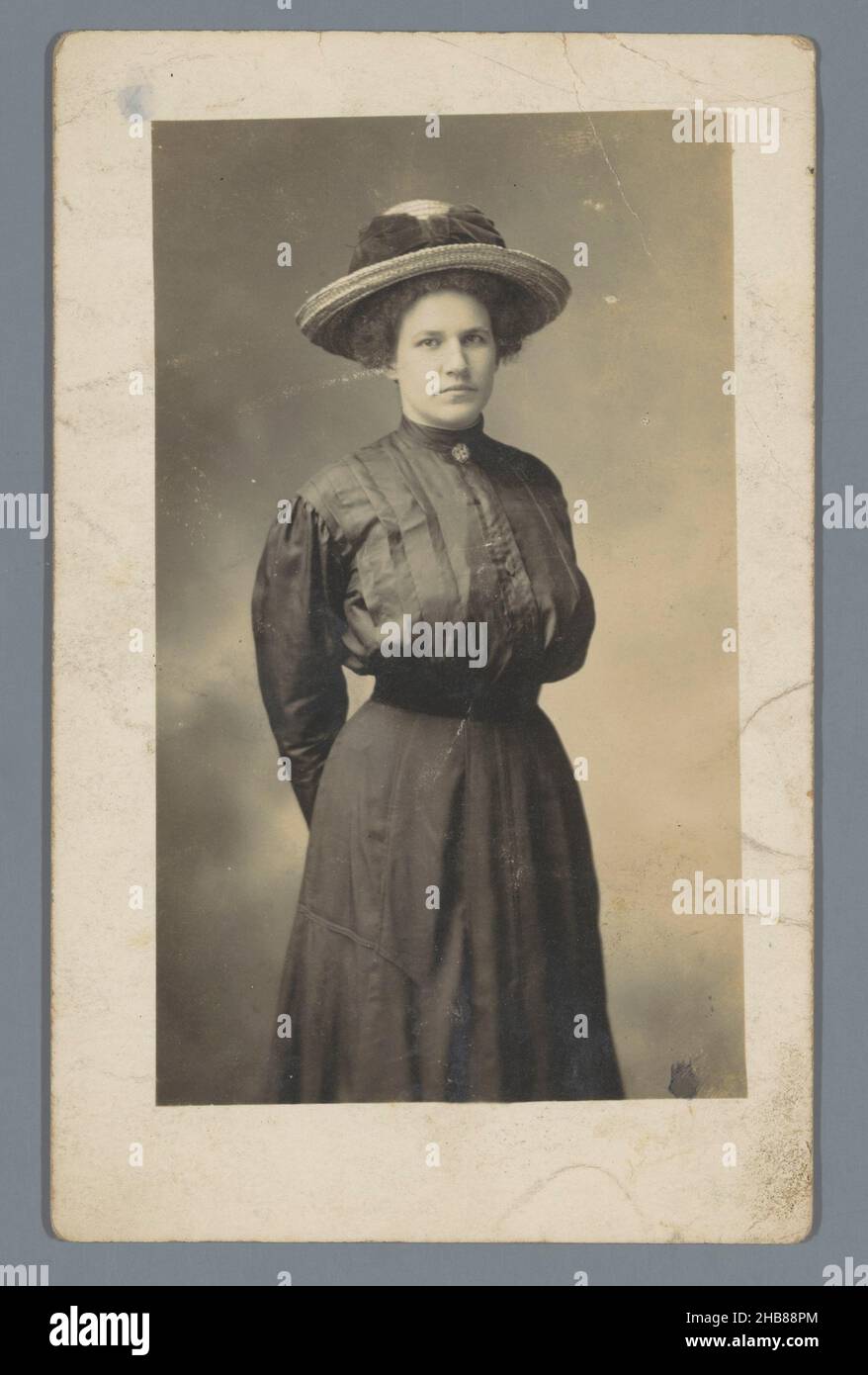 Porträt einer unbekannten Frau, anonym, in oder nach 1907 - c. 1920, fotografischer Träger, Silbergelatine-Druck, Höhe 113 mm × Breite 67 mm Stockfoto