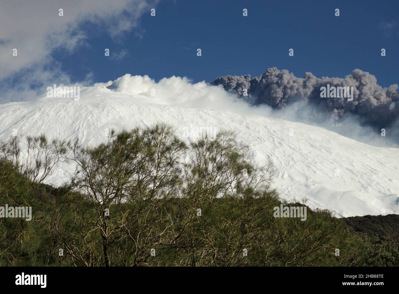 Ätna Vulkanausbruch in Sizilien Rauch von zentralen Krater schneebedeckt Stockfoto