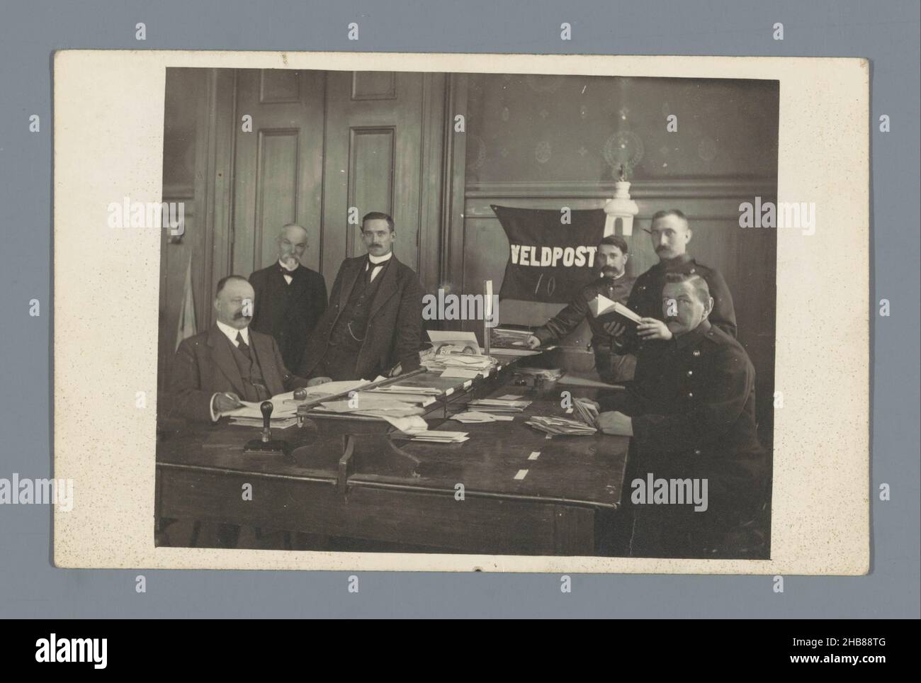 Porträt von (vermutlich) sechs Mitarbeitern einer Außenpost, anonym, Niederlande, c. 1915 - c. 1925, fotografischer Träger, Silbergelatine-Druck, Höhe 82 mm × Breite 104 mm Stockfoto