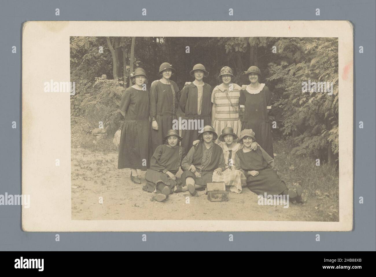 Gruppenportrait von neun unbekannten Frauen auf einem Waldweg, anonym, Niederlande, 6-Jul-1924, fotografische Unterstützung, Silbergelatine-Print, Höhe 76 mm × Breite 112 mm Stockfoto