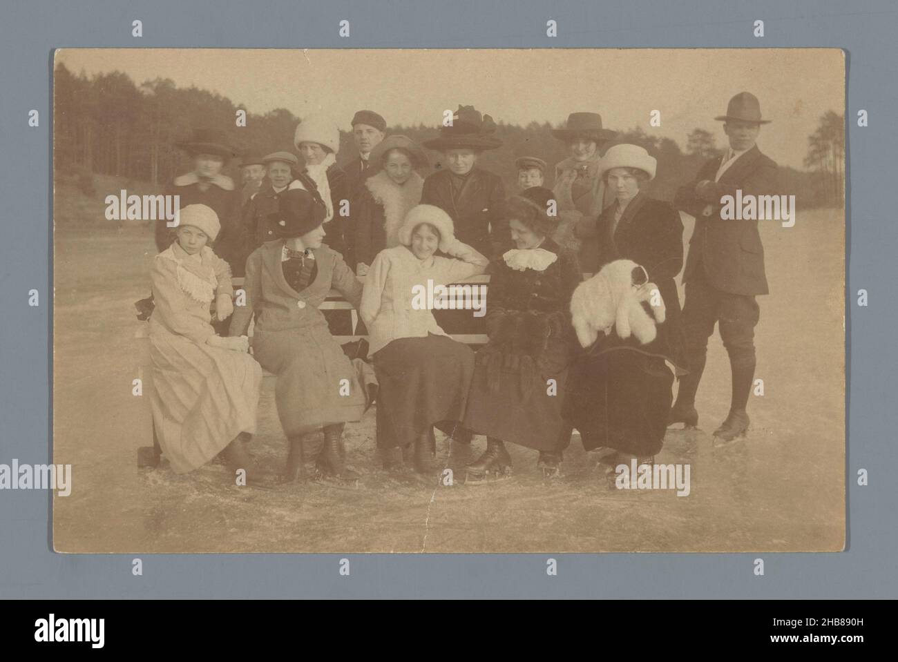 Gruppenportrait einer unbekannten Firma auf Schlittschuhe auf dem Eis, anonym, c. Okt-1912 - c. Feb-1913, fotografischer Träger, Silbergelatine-Druck, Höhe 89 mm × Breite 116 mm Stockfoto