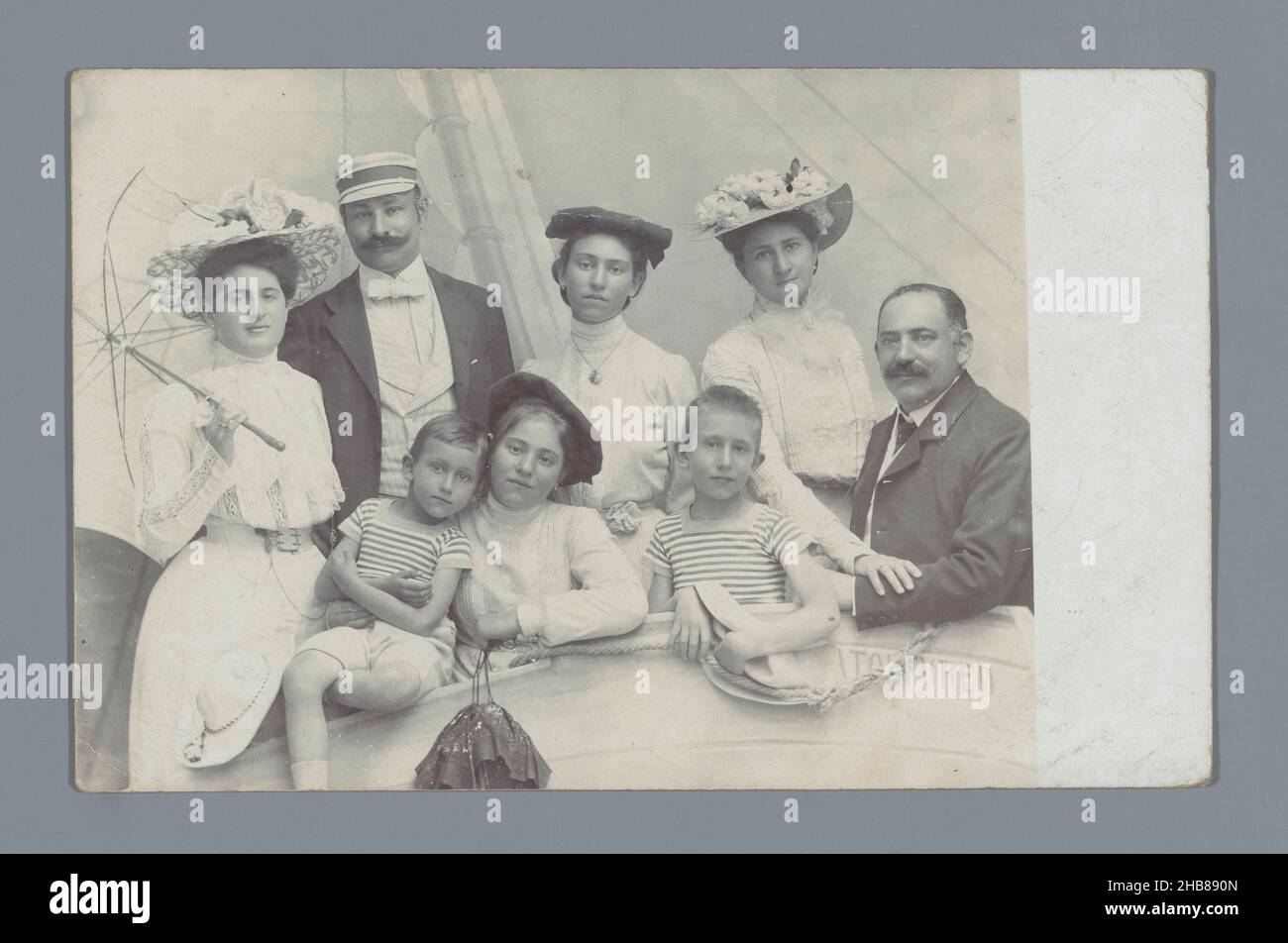 Studioportrait einer (vermutlich) Familie, anonym, Hongarije, c. 1900 - in oder vor 1907, fotografischer Träger, Höhe 89 mm × Breite 116 mm Stockfoto