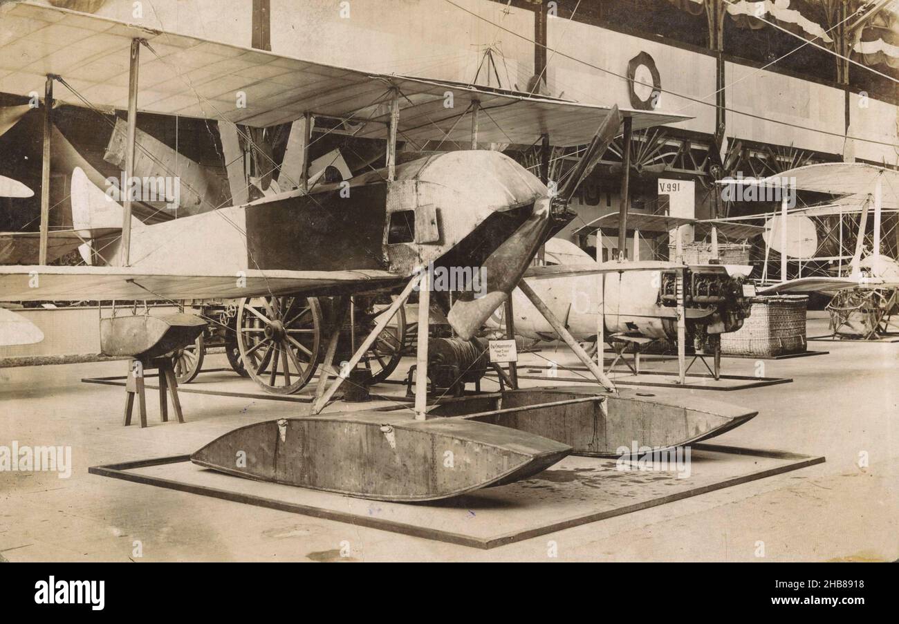 Wasserflugzeug in einer Halle, anonym, Berlin, 1917, fotografische Unterstützung, Silbergelatine-Print, Höhe 88 mm × Breite 139 mm Stockfoto