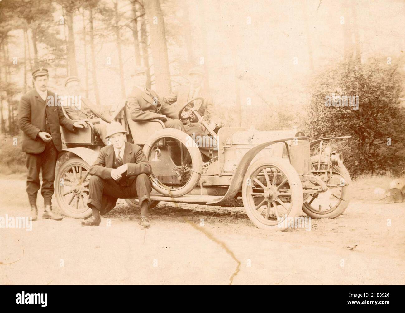 Fünf unbekannte Männer um ein Auto in einem Wald, anonym, 1909, fotografischer Träger, Höhe 77 mm × Breite 106 mm Stockfoto