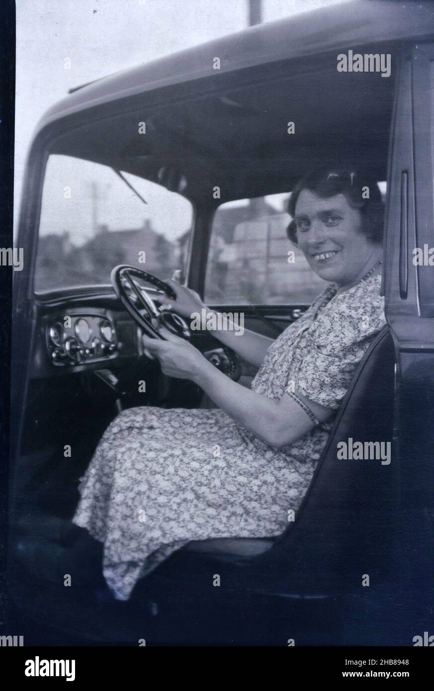 Unbekannte Frau in einem Auto, anonym, c. 1920 - c. 1935, fotografischer Träger, Silbergelatine-Druck, Höhe 87 mm × Breite 57 mm Stockfoto