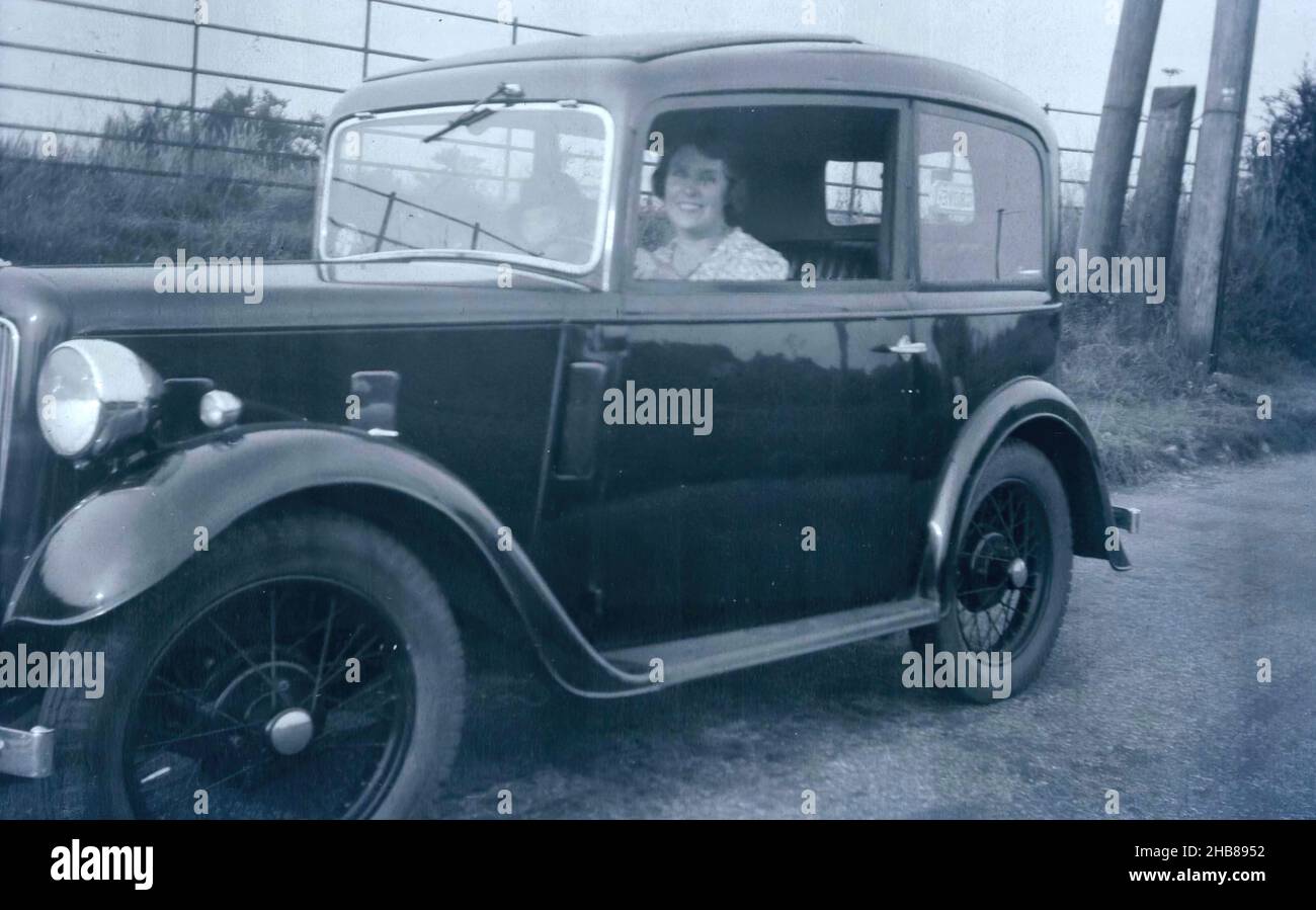 Unbekannte Frau in einem Auto, anonym, c. 1920 - c. 1935, fotografischer Träger, Silbergelatine-Druck, Höhe 57 mm × Breite 87 mm Stockfoto