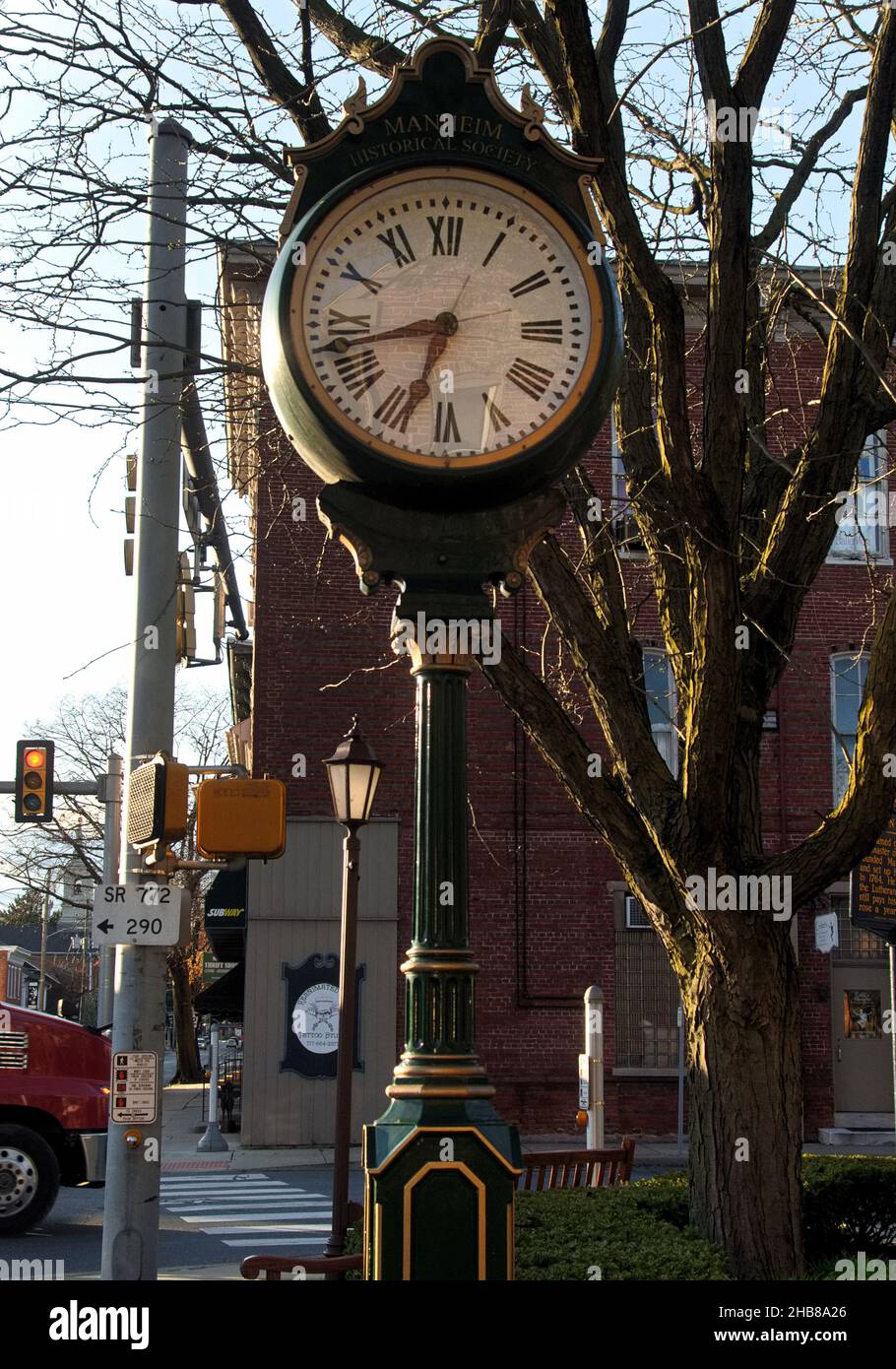 Eine große historische Uhr auf dem zentralen Platz von Manheim, Pennsylvania Stockfoto