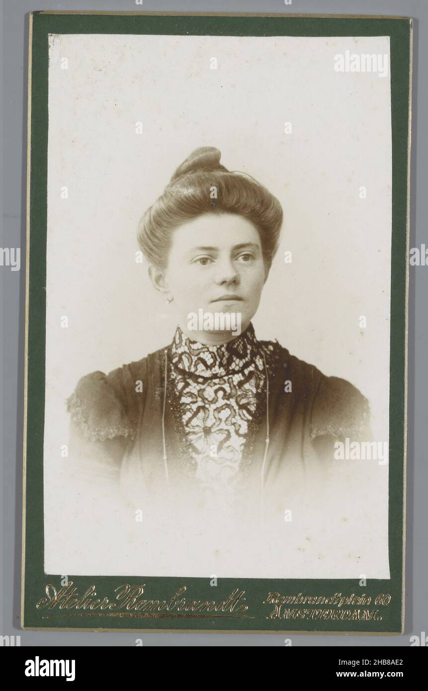 Porträt einer unbekannten Frau, Atelier Rembrandt (auf Objekt erwähnt), Amsterdam, 1880 - 1911, fotografische Unterstützung, Karton, Höhe 102 mm × Breite 63 mm Stockfoto