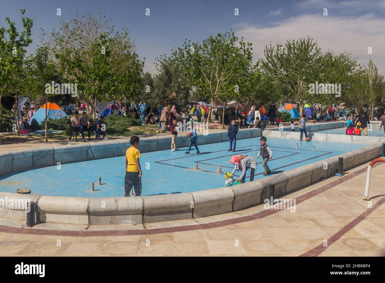 TEHERAN, IRAN - 2. APRIL 2018: Im Park um das Mausoleum von Ruhollah Khomeini in der Nähe von Teheran während der Nowruz zelten Menschen und Kinder Stockfoto