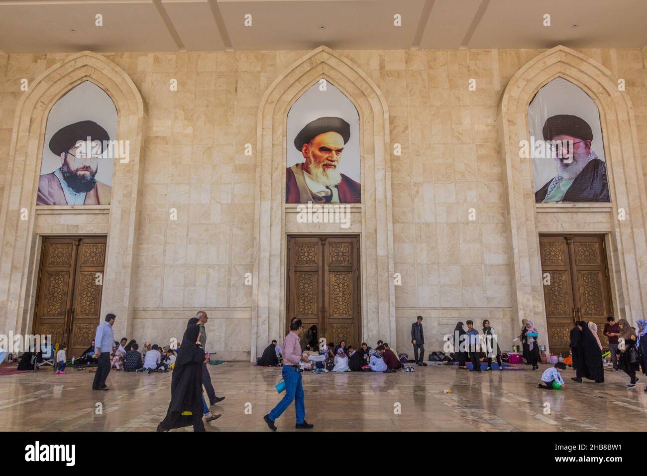 TEHERAN, IRAN - 2. APRIL 2018: Mauer des Mausoleums von Ruhollah Khomeini in der Nähe von Teheran. Porträts von Ayatollah Khomeini, Ahmad Khomeini und Ali Khamenei. Stockfoto