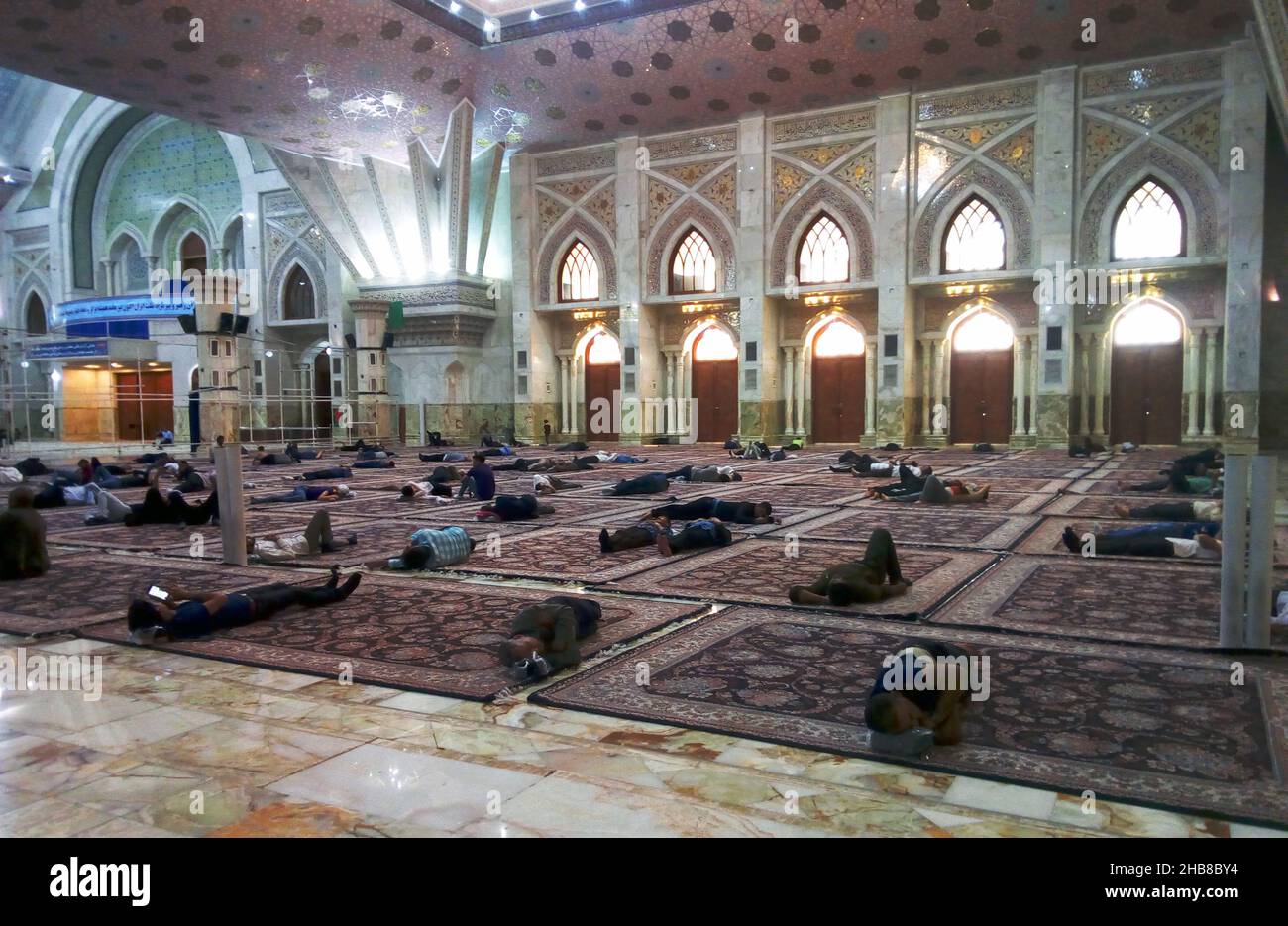 TEHERAN, IRAN - 2. APRIL 2018: Männer schlafen im Mausoleum von Ruhollah Khomeini in der Nähe von Teheran. Stockfoto
