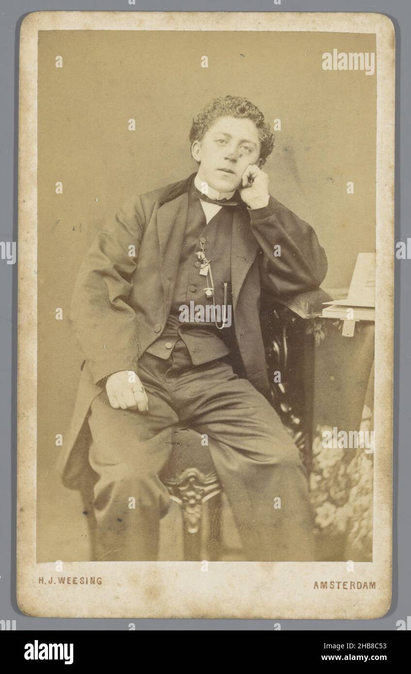 Porträt eines unbekannten sitzenden jungen Mannes, Hermanus Jodocus Weesing (auf Objekt erwähnt), Amsterdam, 1868 - 1900, Karton, Papier, Albumin-Print, Höhe 101 mm × Breite 63 mm Stockfoto