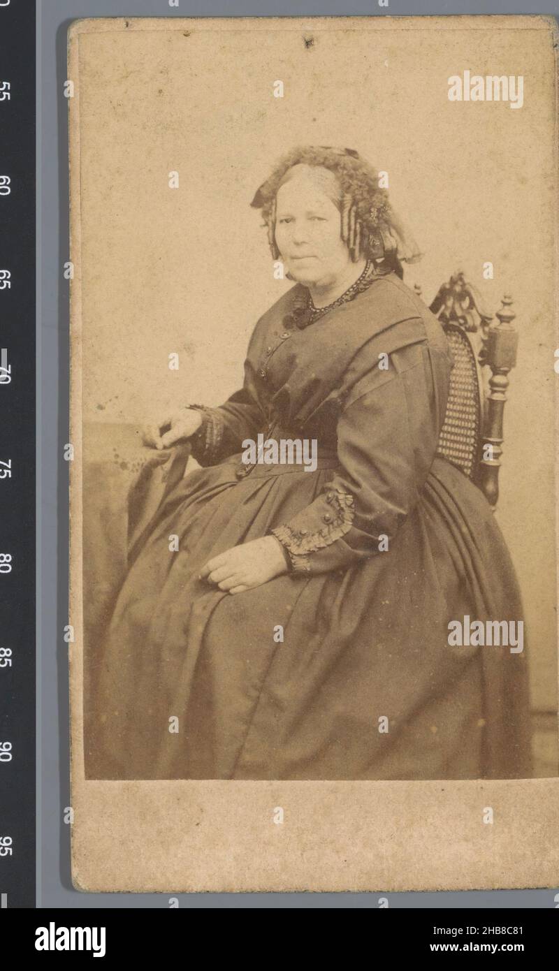 Porträt einer unbekannten Frau, Pierre Weynen & Fils (auf Objekt erwähnt), Maastricht, 1854 - 1865, Karton, Papier, Albumin-Print, Höhe 101 mm × Breite 57 mm Stockfoto
