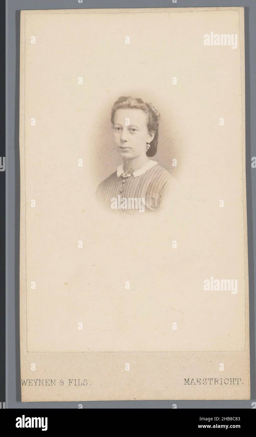 Porträt einer unbekannten Frau, Pierre Weynen & Fils (auf Objekt erwähnt), Maastricht, 1854 - 1865, Karton, Papier, Albumin-Print, Höhe 102 mm × Breite 59 mm Stockfoto
