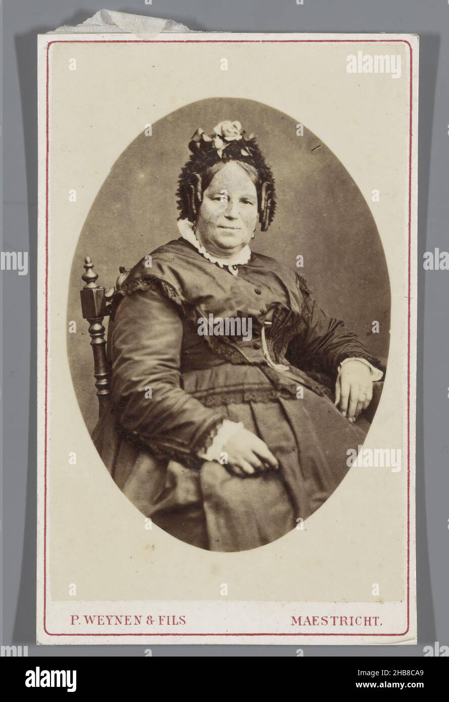 Porträt einer unbekannten Frau, Pierre Weynen & Fils (auf Objekt erwähnt), Maastricht, 1854 - 1865, Papier, Karton, Albumin-Print, Höhe 100 mm × Breite 62 mm Stockfoto
