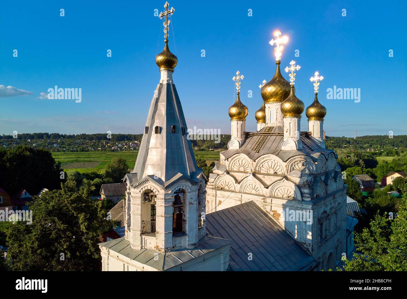 Luftaufnahme der Kuppeln und Kreuze einer orthodoxen Kirche aus dem 17th. Jahrhundert in einem russischen Dorf. Spas-Zagorye, Russland Stockfoto