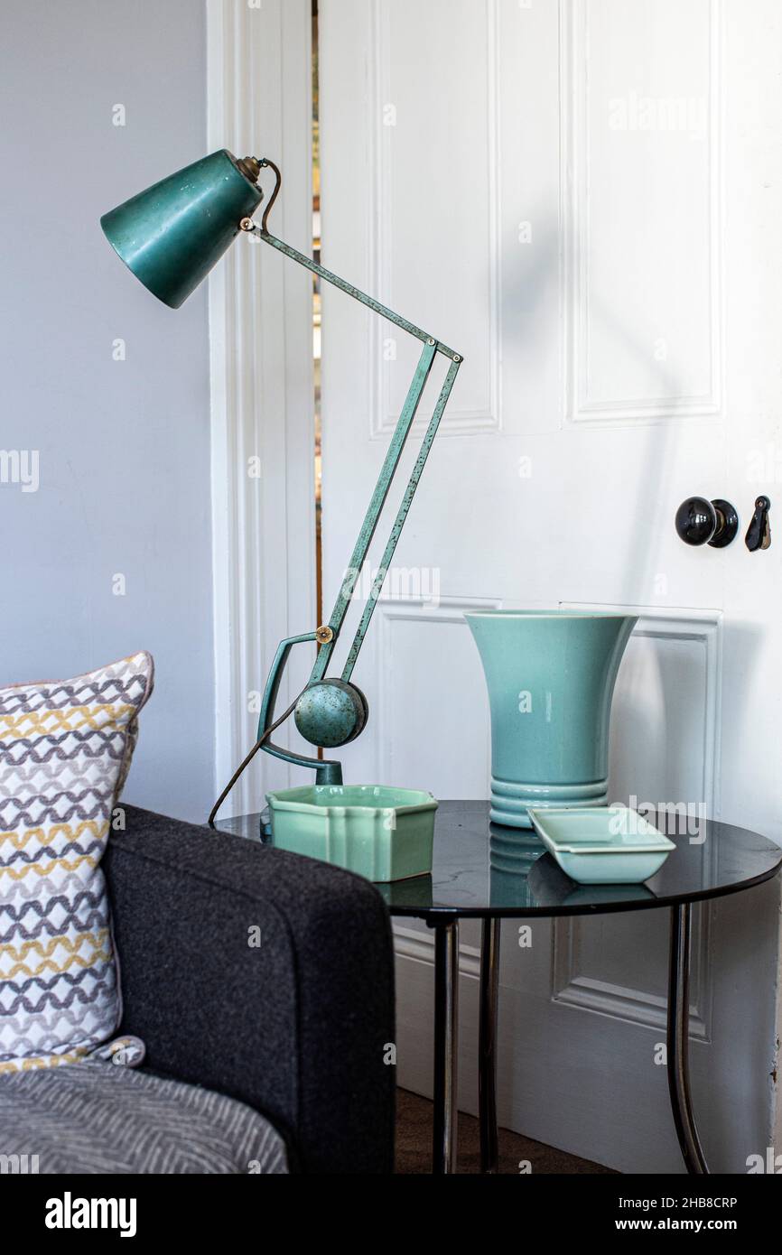 Nahaufnahme der klassischen Anglepoise-Lampe auf dem Tisch mit Sofa im Wohnzimmer Stockfoto