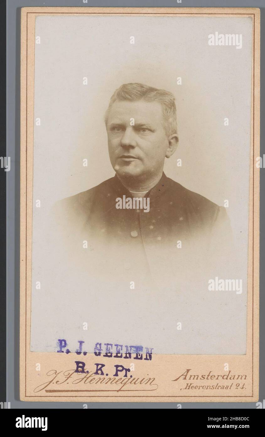 Porträt des römisch-katholischen Priesters P. J. Geenen, Johannes Franciscus Hennequin (auf Objekt erwähnt), Amsterdam, 1903, Barytapapier, Karton, Höhe 104 mm × Breite 63 mm Stockfoto