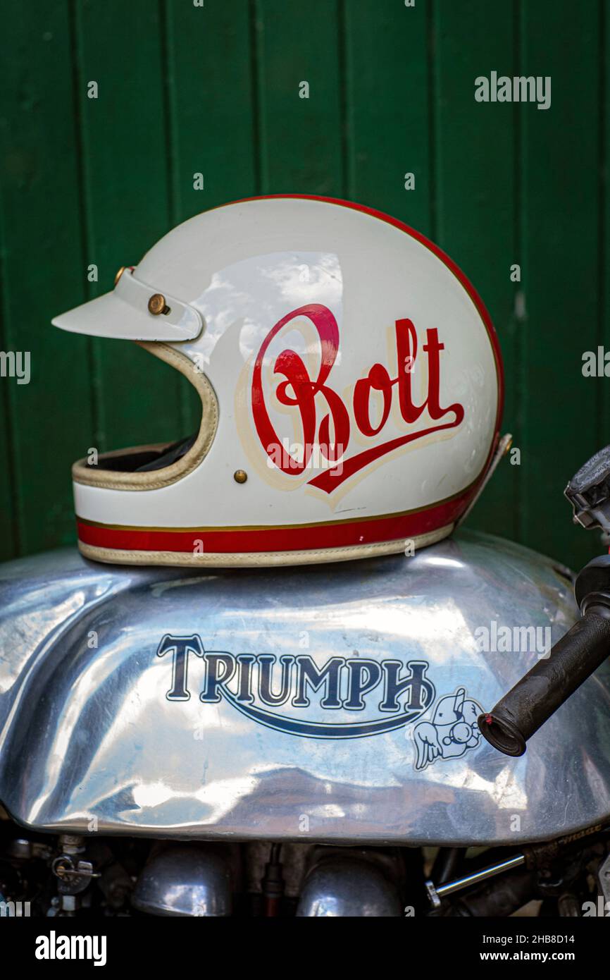 Nahaufnahme des Motorradhelms auf dem Triumph Motorradtank Stockfoto