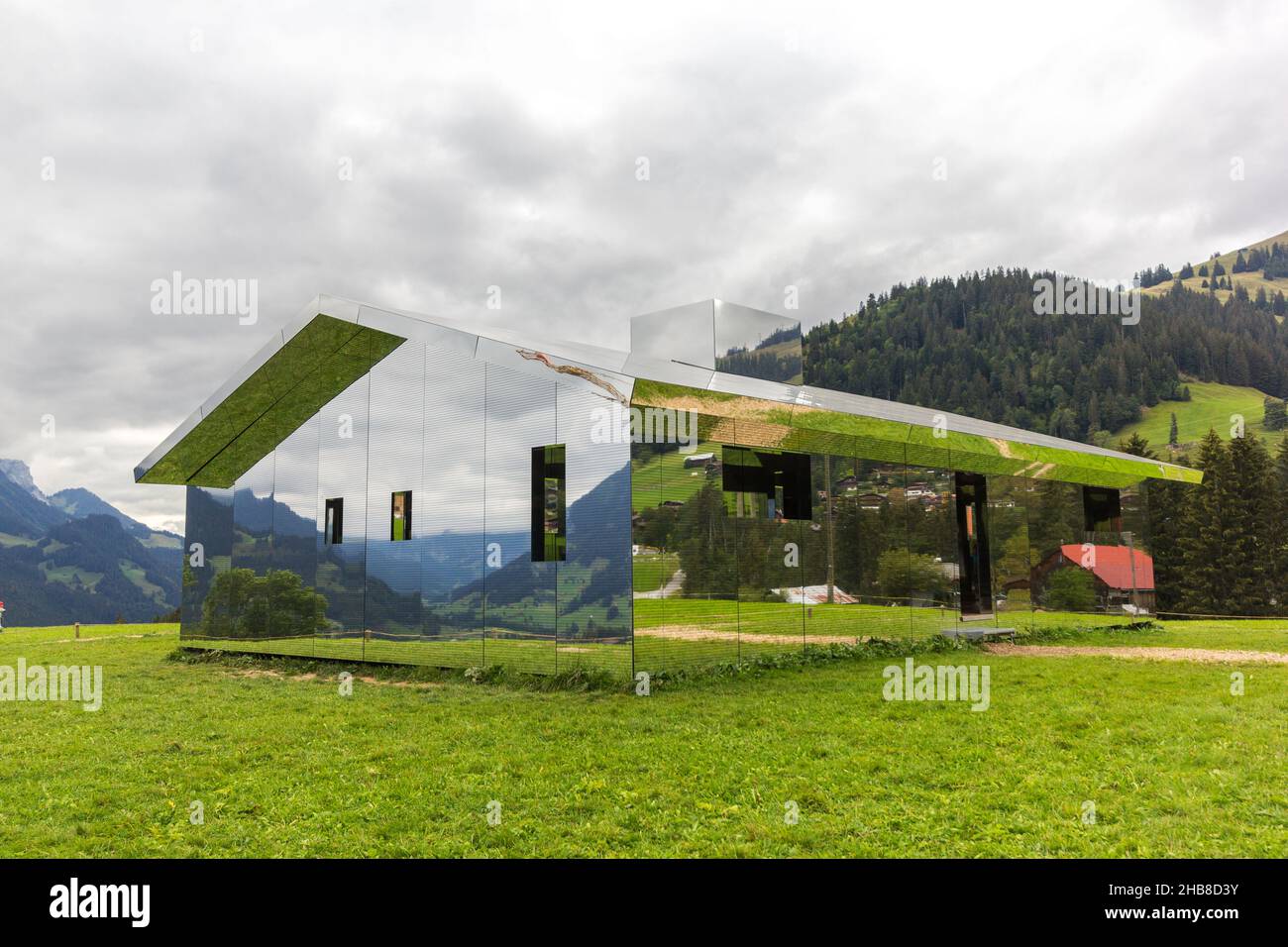 Spiegel Haus Mirage Gstaad von Doug Aitken, Kunst Ausstellung Elevation  1049: Frequenzen, Gstaad, Schweiz Stockfotografie - Alamy