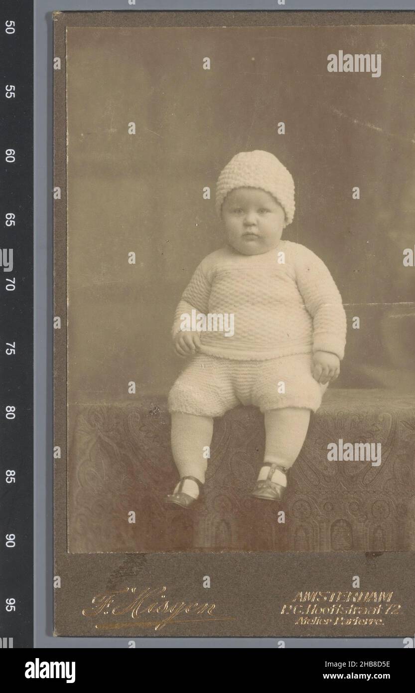 Porträt eines unbekannten Babys, Friedrich Carel Hisgen, (auf Objekt erwähnt), Amsterdam, 1888 - 1914, baryta-Papier, Karton, Höhe 107 mm × Breite 65 mm Stockfoto