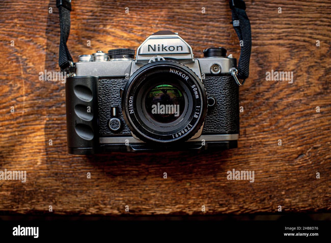 Vintage Nikon FE Spiegelreflexkamera 35mm auf Holztabellen Stockfoto
