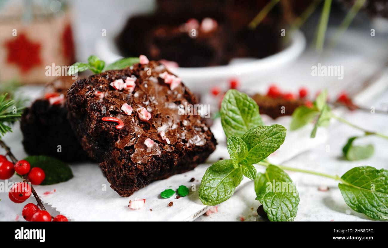 Hausgemachte Pfefferminz-Fudge-Brownies auf Weihnachten Urlaub Hintergrund, selektive Fokus Stockfoto