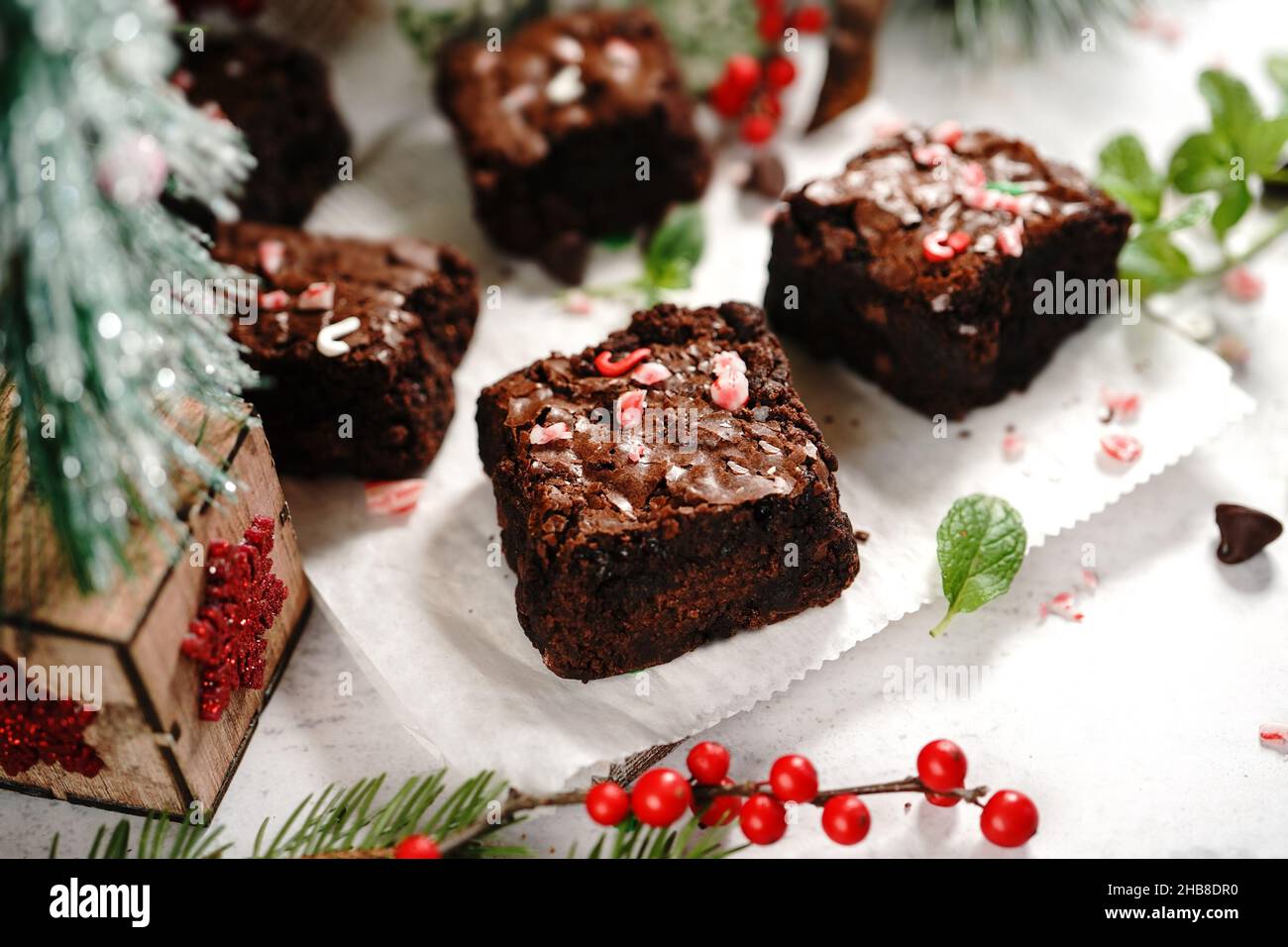 Hausgemachte Pfefferminz-Fudge-Brownies auf Weihnachten Urlaub Hintergrund, selektive Fokus Stockfoto