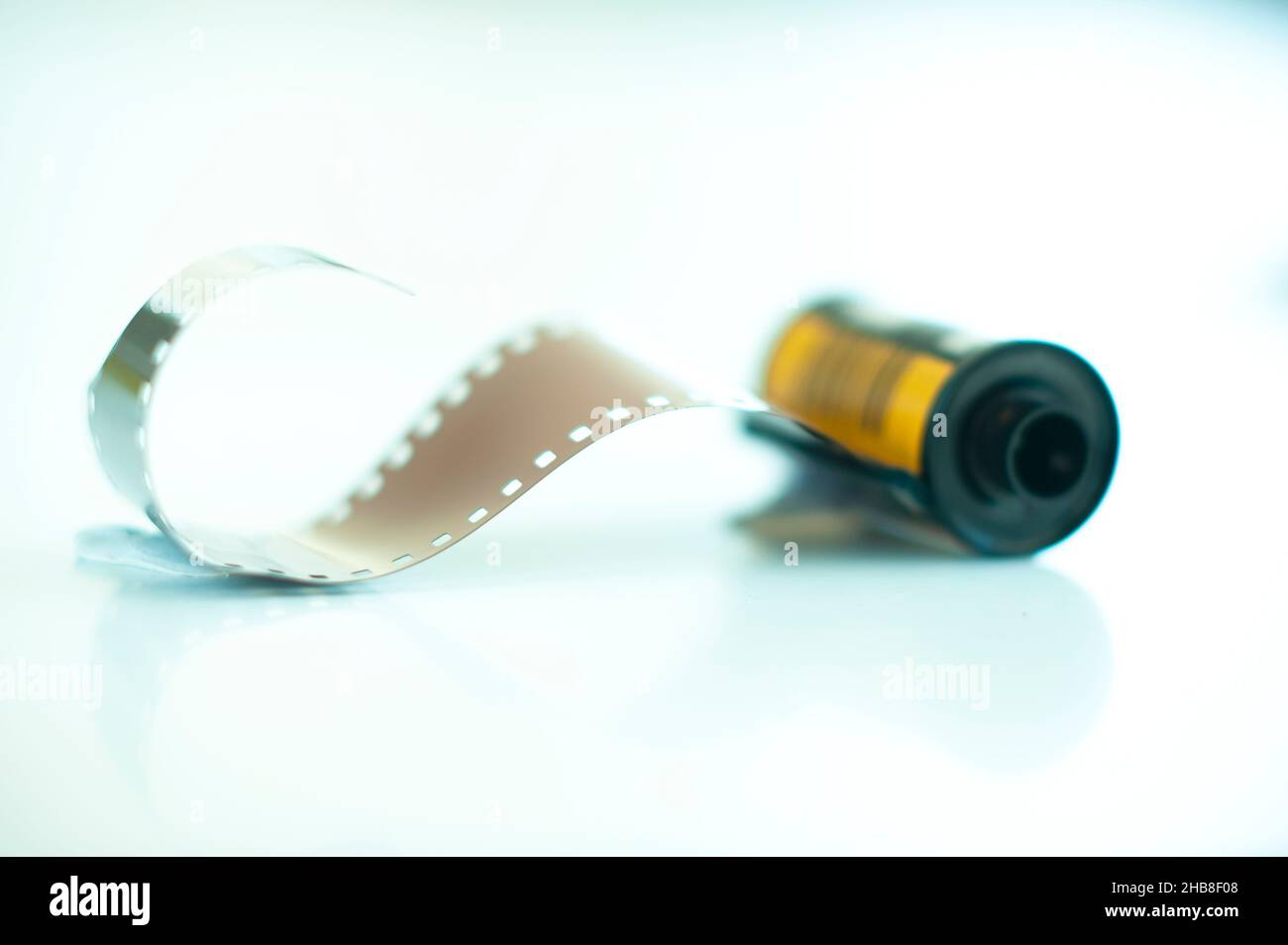 Studio-Aufnahme von Spule von 35mm Film mit einigen Film herausgezogen Stockfoto