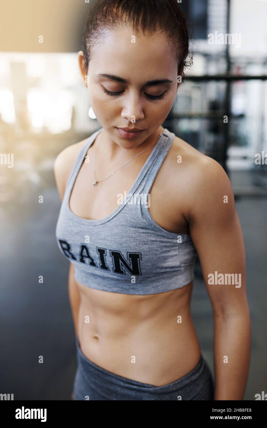 Am Tag des Fitnessstudios kommen Sie auf und lassen Sie sich straffen Stockfoto