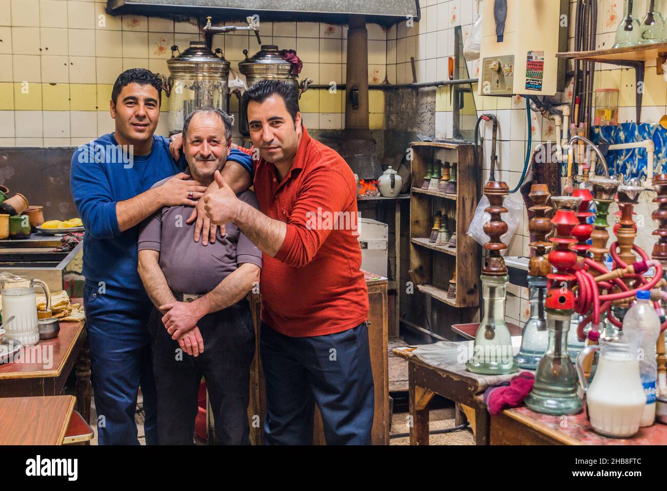 ARDABIL, IRAN - 10. APRIL 2018: Einheimische in einem Teehaus in Ardabil, Iran Stockfoto