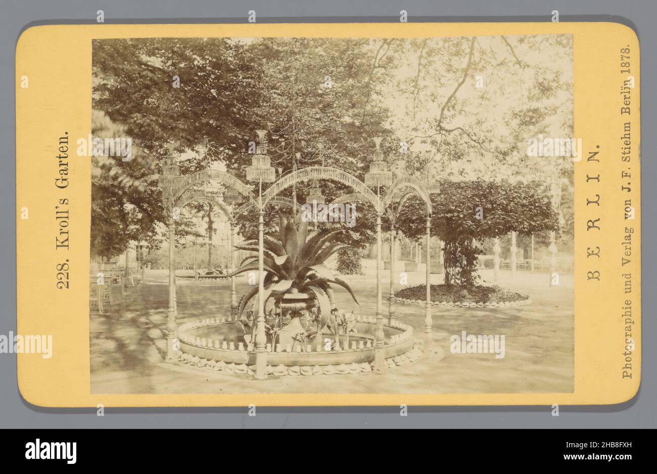 Garten des Kroll-Opernhauses, Berlin, Kroll's Garten (Titel auf Objekt), Berlin (Serientitel auf Objekt), Johann Friedrich Stiehm (erwähnt auf Objekt), Verlag: Johann Friedrich Stiehm (erwähnt auf Objekt), Berlin, 1878, Papier, Karton, Albumin-Print, Höhe 107 mm × Breite 66 mm Stockfoto