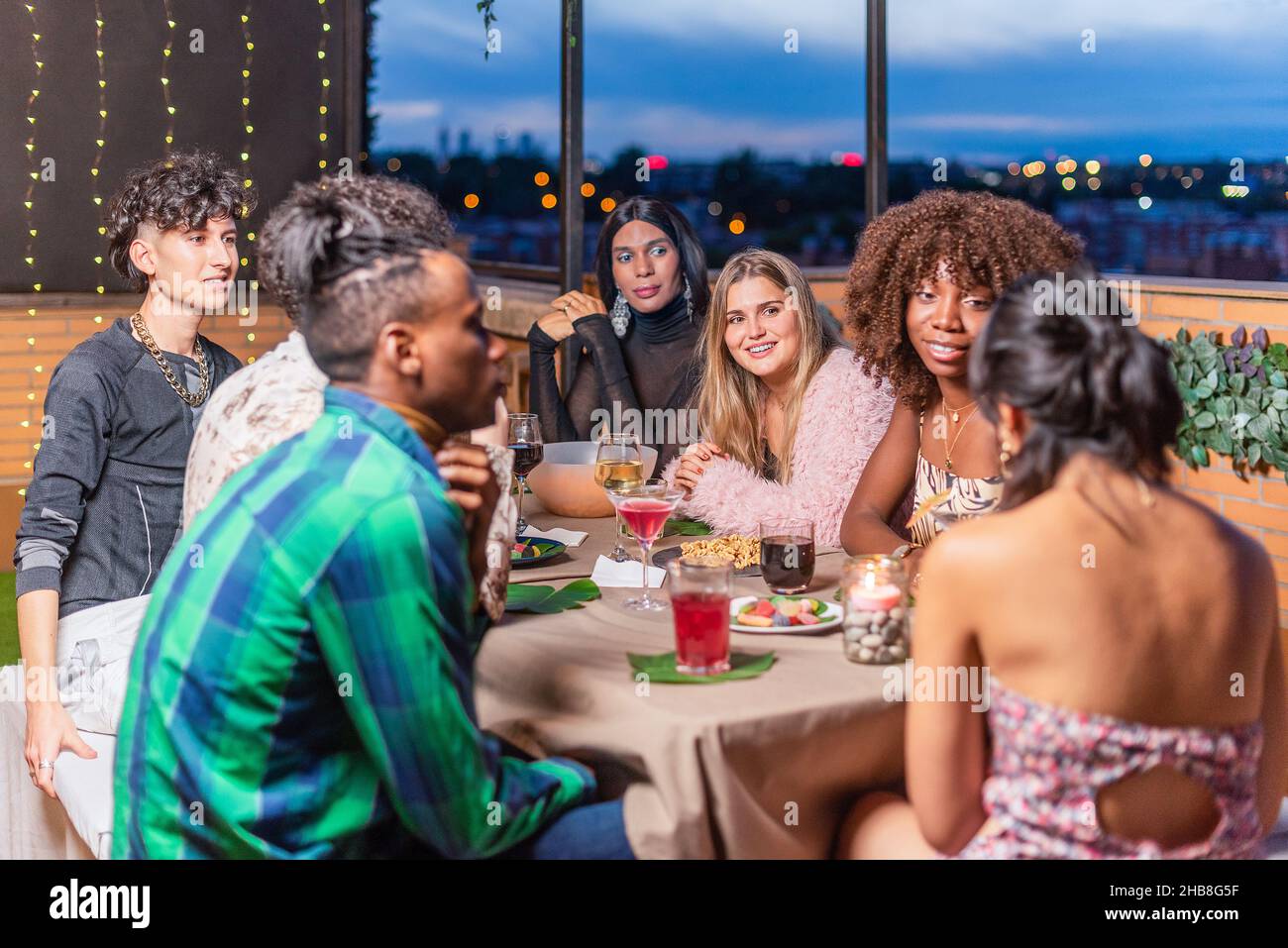 Freunde feiern Silvester auf dem Balkon Stockfoto
