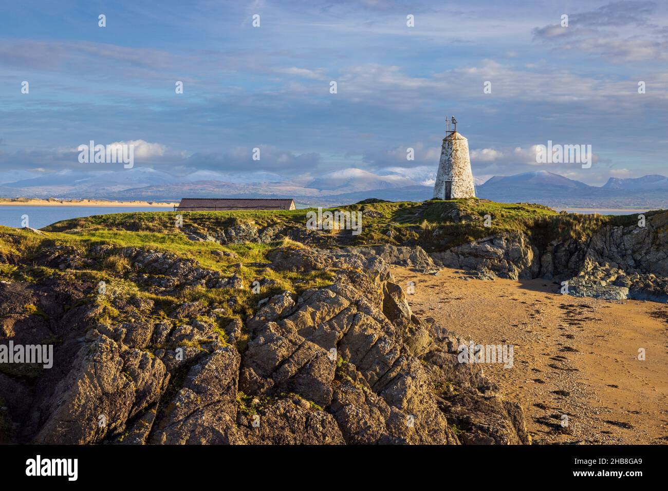 TWR Bach Leuchtturm auf Llanddwyn Island mit Snowdonia Bergen im Hintergrund, Isle of Anglesey, Nordwales Stockfoto