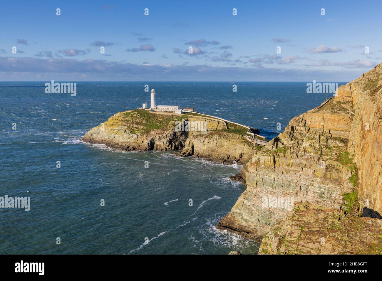 Der South Stack Lighthouse in der Nähe von Holyhead an der Küste von Holy Island, Isle of Anglesey, Nordwales Stockfoto