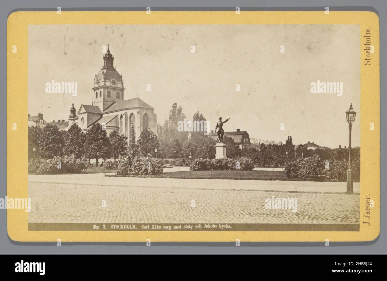 Karl XII:s Torg und Sankt Jacobs Kyrka, Stockholm, Stockholm, Carl XII's Torg med staty och Jakobs kyrka (Titel auf Objekt), Johannes Jaeger (auf Objekt erwähnt), Stockholm, 1865 - 1890, Karton, Papier, Albumin-Print, Höhe 62 mm × Breite 100 mm Stockfoto