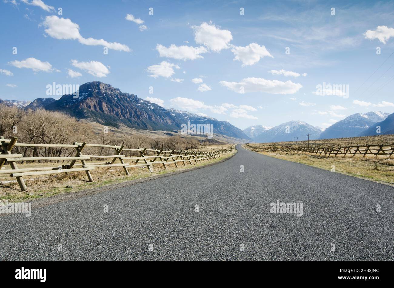 USA, Wyoming, Cody, Shoshone National Forest, Empty Southfork Road in der Nähe der Southfork Road Stockfoto