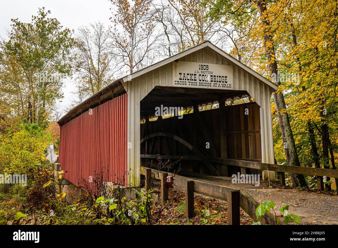 Die Zacke Cox Covered Bridge überquert den Rock Run Creek während des Herbstblatts in der Nähe von Rockville im Parke County, Indiana. Stockfoto