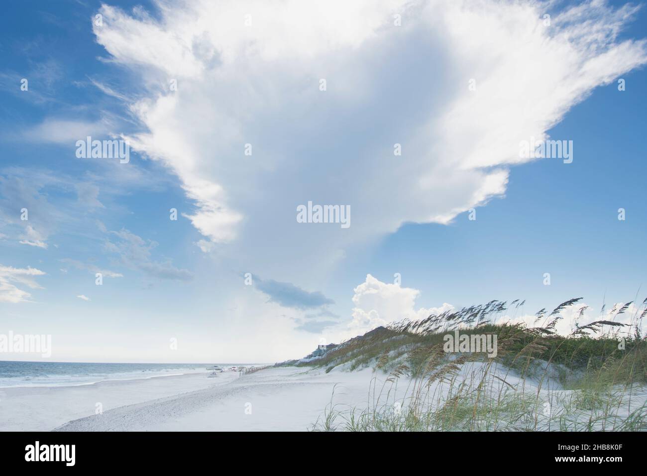 USA, North Carolina, Surf City, White Clouds über Onslow Beach auf Topsail Island Stockfoto