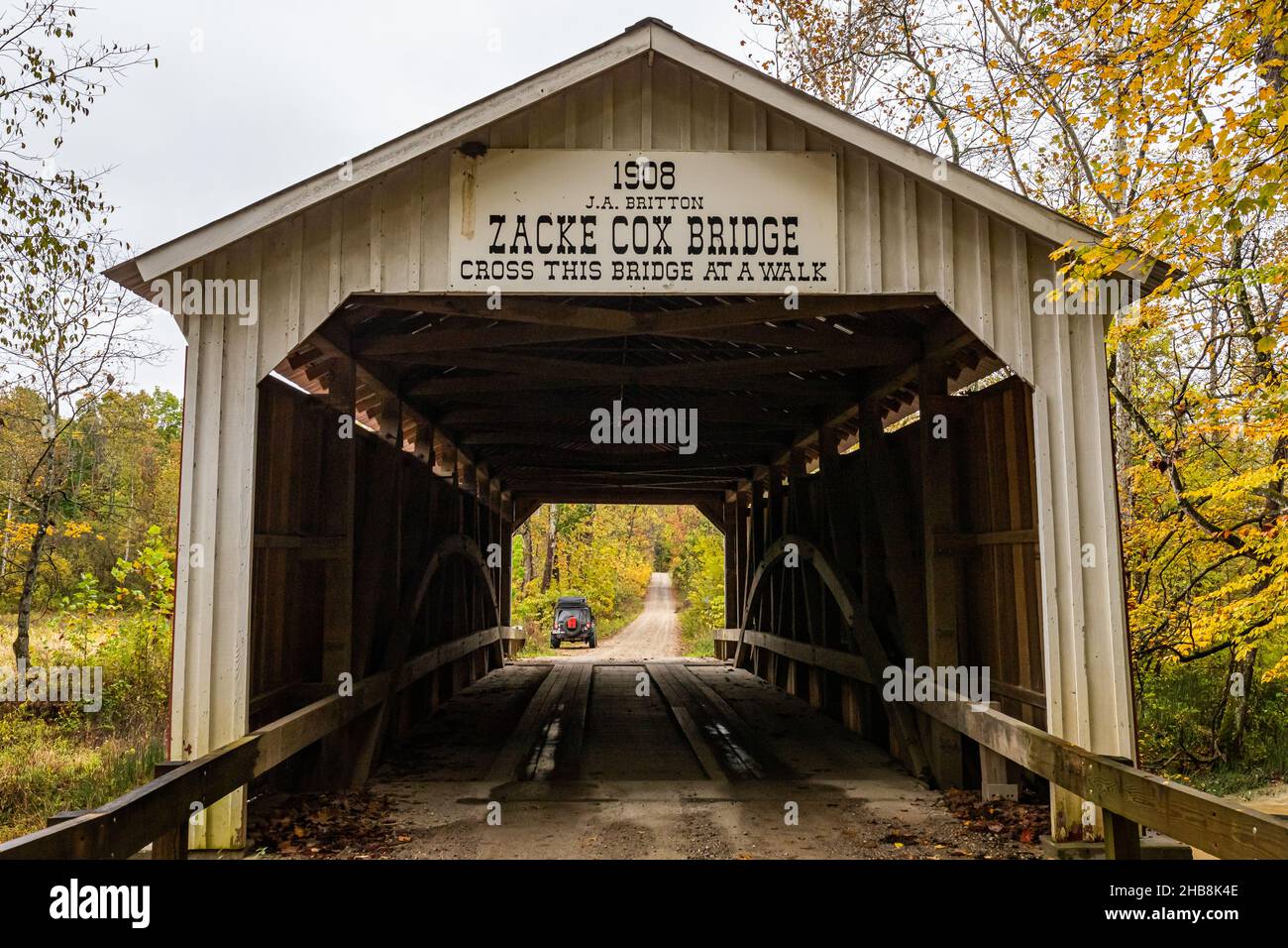 Die Zacke Cox Covered Bridge überquert den Rock Run Creek während des Herbstblatts in der Nähe von Rockville im Parke County, Indiana. Stockfoto