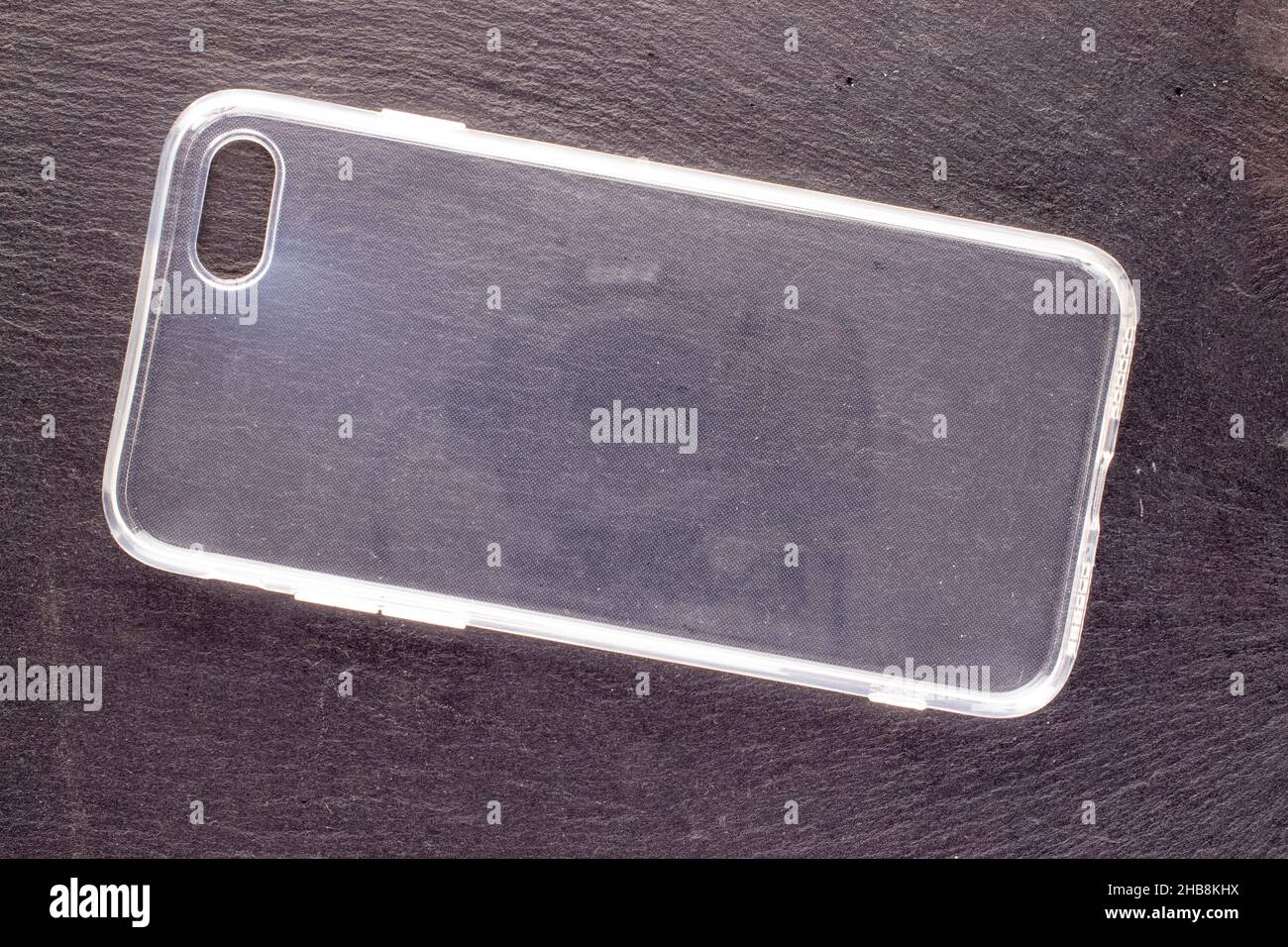 Eine Smartphone-Hülle aus Silikon auf einem Schieferstein, Nahaufnahme, Draufsicht. Stockfoto