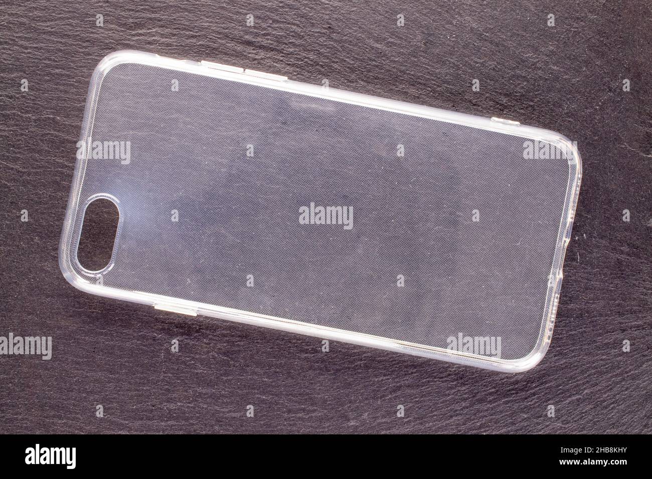 Eine Smartphone-Hülle aus Silikon auf einem Schieferstein, Nahaufnahme, Draufsicht. Stockfoto