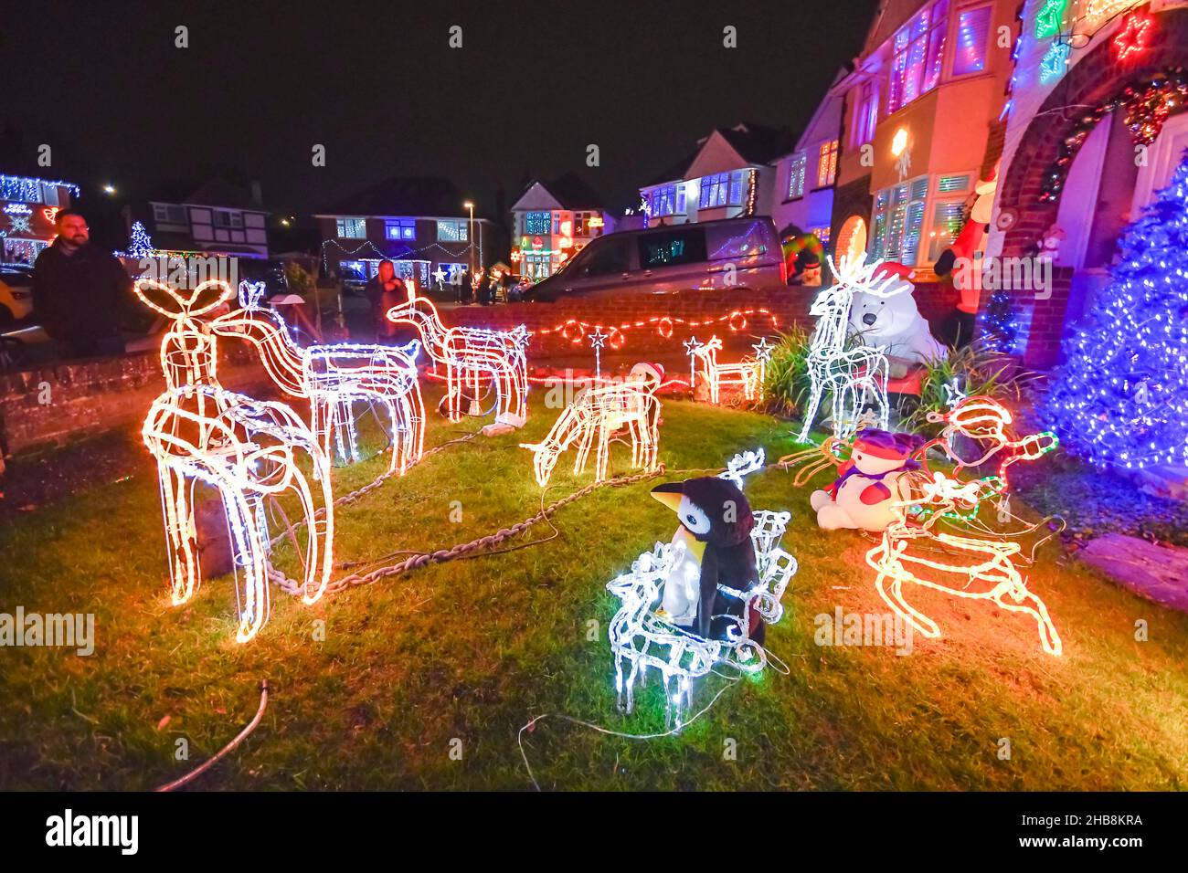 Poole, Dorset, Großbritannien. 17th. Dezember 2021. Die festlichste Straße Großbritanniens an der Runton Road in Poole, Dorset, wo die meisten Häuser für wohltätige Zwecke mit bunten Weihnachtslichtern geschmückt sind. Die beleuchteten Weihnachtsausstellungen werden seit etwa zwanzig Jahren von den Bewohnern organisiert und sammeln aus Spenden der vielen Besucher Gelder für lokale Wohltätigkeitsorganisationen. Bildnachweis: Graham Hunt/Alamy Live News Stockfoto