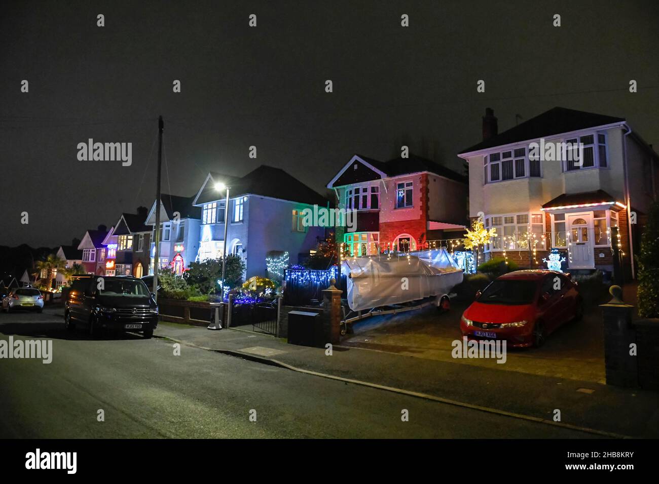 Poole, Dorset, Großbritannien. 17th. Dezember 2021. Die festlichste Straße Großbritanniens an der Runton Road in Poole, Dorset, wo die meisten Häuser für wohltätige Zwecke mit bunten Weihnachtslichtern geschmückt sind. Die beleuchteten Weihnachtsausstellungen werden seit etwa zwanzig Jahren von den Bewohnern organisiert und sammeln aus Spenden der vielen Besucher Gelder für lokale Wohltätigkeitsorganisationen. Bildnachweis: Graham Hunt/Alamy Live News Stockfoto