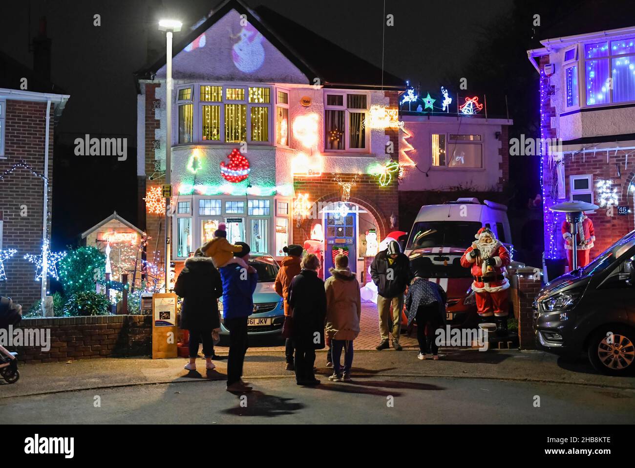 Poole, Dorset, Großbritannien. 17th. Dezember 2021. Die festlichste Straße Großbritanniens an der Runton Road in Poole, Dorset, wo die meisten Häuser für wohltätige Zwecke mit bunten Weihnachtslichtern geschmückt sind. Die beleuchteten Weihnachtsausstellungen werden seit etwa zwanzig Jahren von den Bewohnern organisiert und sammeln aus Spenden der vielen Besucher Gelder für lokale Wohltätigkeitsorganisationen. Bildnachweis: Graham Hunt/Alamy Live News Stockfoto