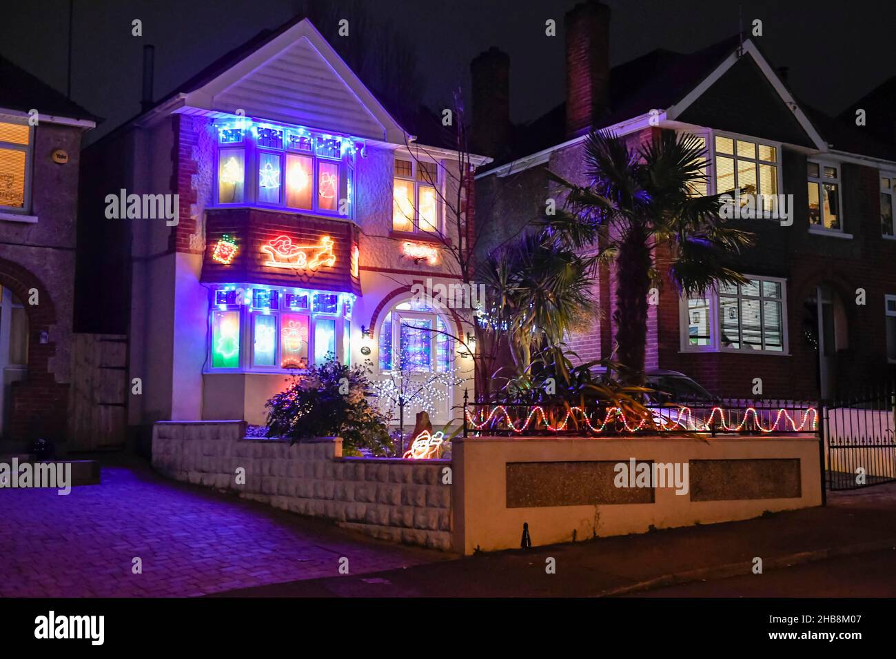 Poole, Dorset, Großbritannien. 17th. Dezember 2021. Die festlichste Straße Großbritanniens an der Runton Road in Poole, Dorset, wo die meisten Häuser für wohltätige Zwecke mit bunten Weihnachtslichtern geschmückt sind. Die beleuchteten Weihnachtsausstellungen werden seit etwa zwanzig Jahren von den Bewohnern organisiert und sammeln aus Spenden der vielen Besucher Gelder für lokale Wohltätigkeitsorganisationen. Bildnachweis: Graham Hunt/Alamy Live News Stockfoto