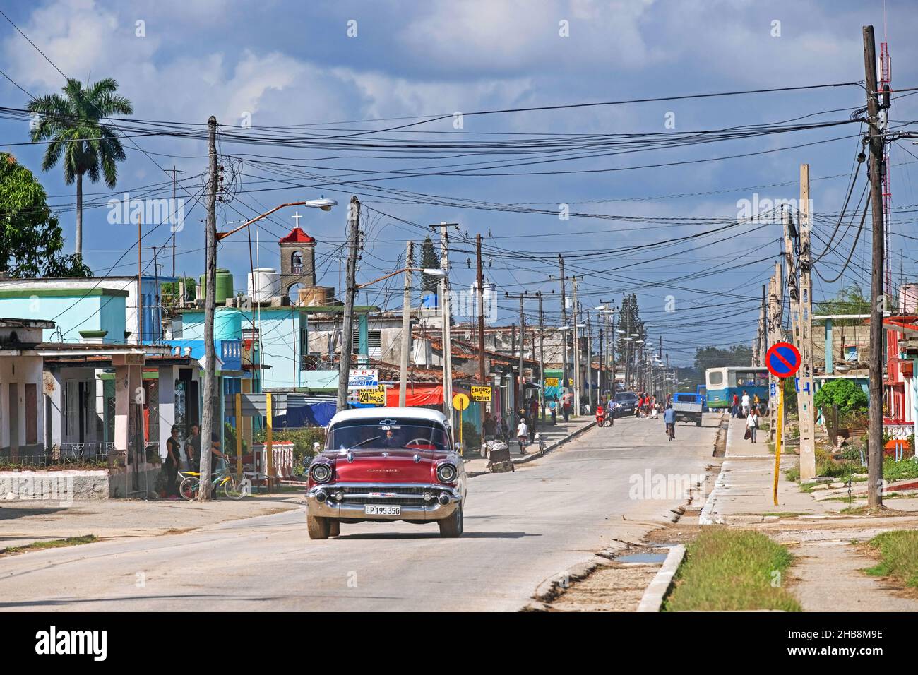 Rot-amerikanischer Oldtimer, der durch die Stadt Jatibonico, Provinz Sancti Spíritus auf der Insel Kuba, Karibik, fährt Stockfoto